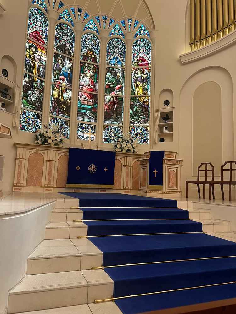 本場から持ち込んだステンドグラスで本格的