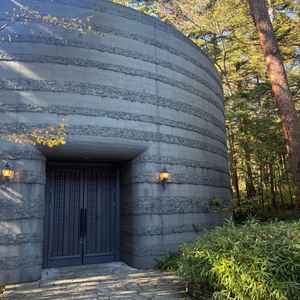 外観は石だったので、扉を開けた瞬間の抜け感に感動しました！