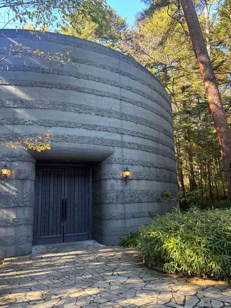 外観は石だったので、扉を開けた瞬間の抜け感に感動しました！