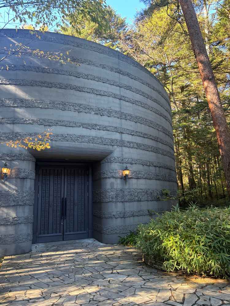 外観は石だったので、扉を開けた瞬間の抜け感に感動しました！