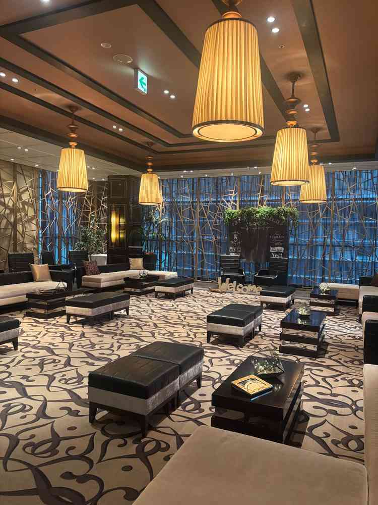 ゲスト待合室。大勢のゲストが入るように配慮されていた。受付と同じ部屋なので待っている間も良さそう。