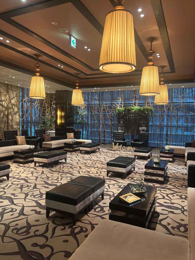 ゲスト待合室。大勢のゲストが入るように配慮されていた。受付と同じ部屋なので待っている間も良さそう。