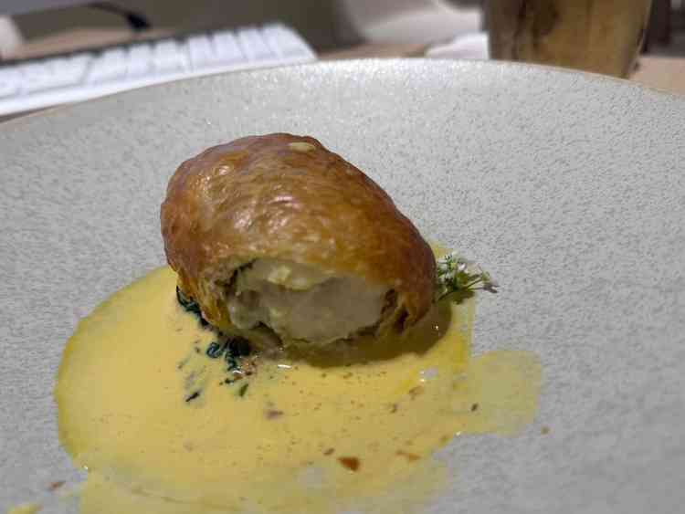 お魚料理。独創的で美味しい。