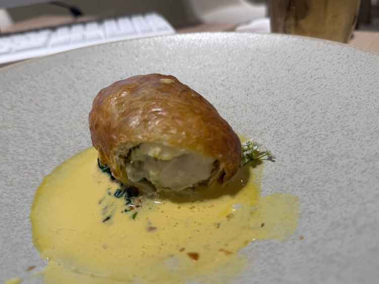 お魚料理。独創的で美味しい。