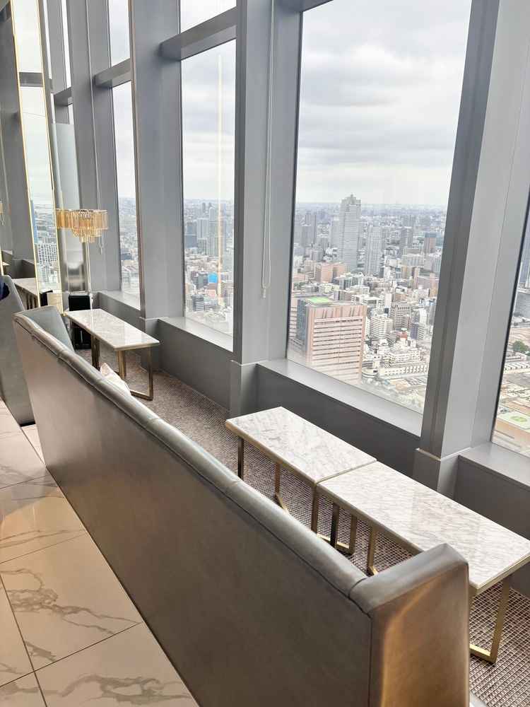 待合室。明るく景色が良い