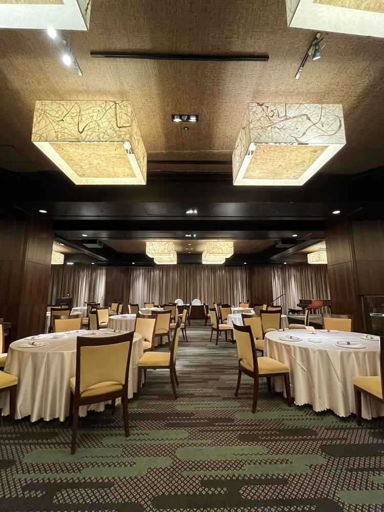 披露宴会場・マグノリア。(正面)カーテンを閉めると雰囲気が変わる。