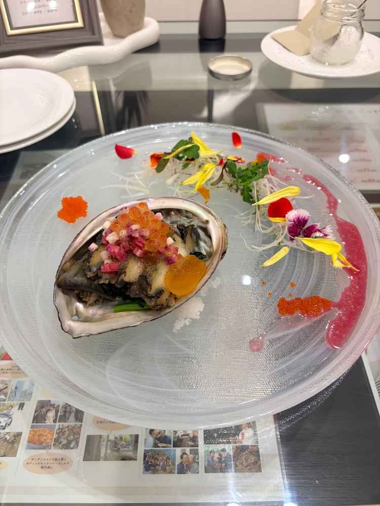 追加料金との事ですが、アワビの前菜は豪華で美味しかったです。