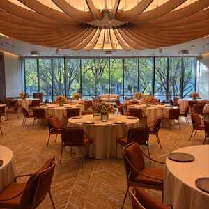 2階の披露宴会場。通行人が窓から見えるが、座っていれば分からない。優しい雰囲気の会場