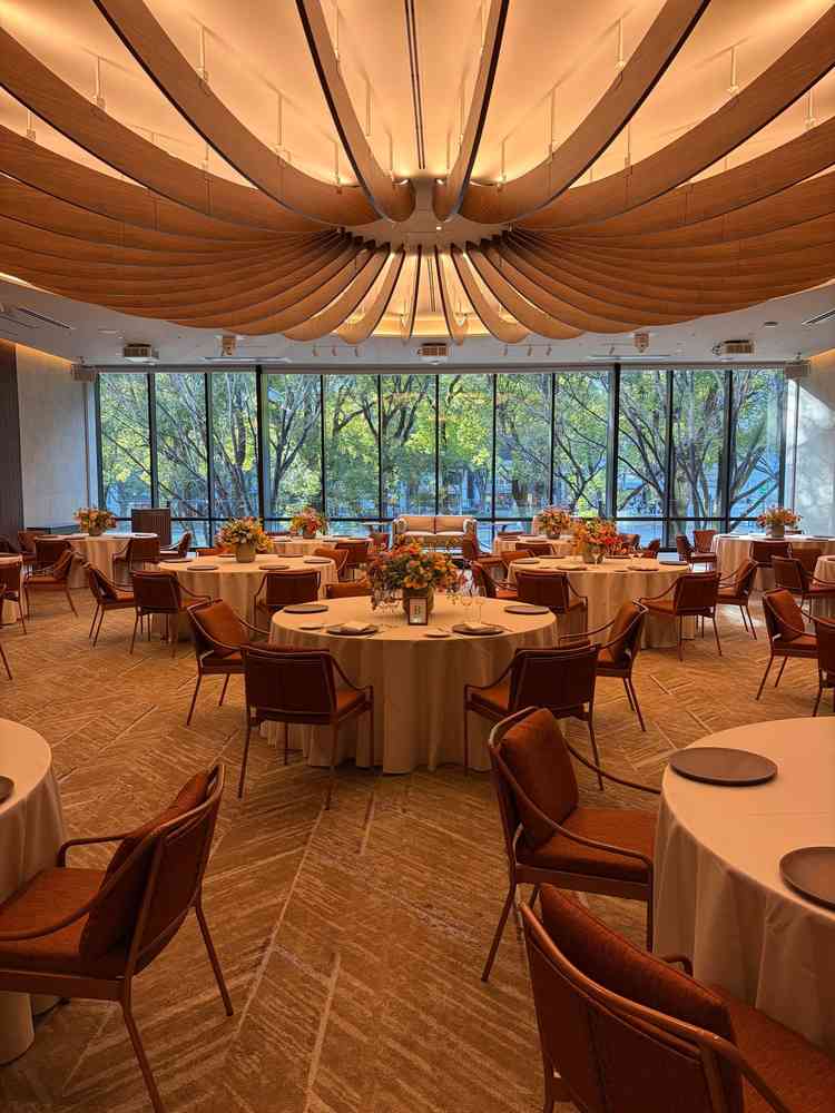 2階の披露宴会場。通行人が窓から見えるが、座っていれば分からない。優しい雰囲気の会場