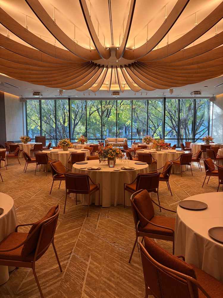 2階の披露宴会場。通行人が窓から見えるが、座っていれば分からない。優しい雰囲気の会場