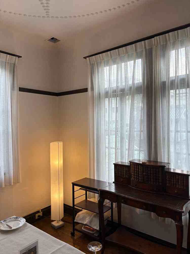 写真映えしそうな新郎新婦控え室