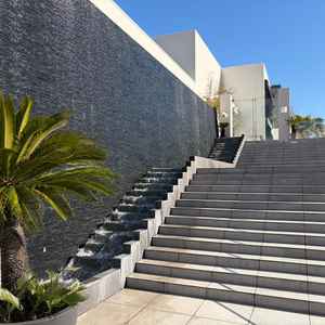 入口。滝が流れていて、建物自体がおしゃれでした。