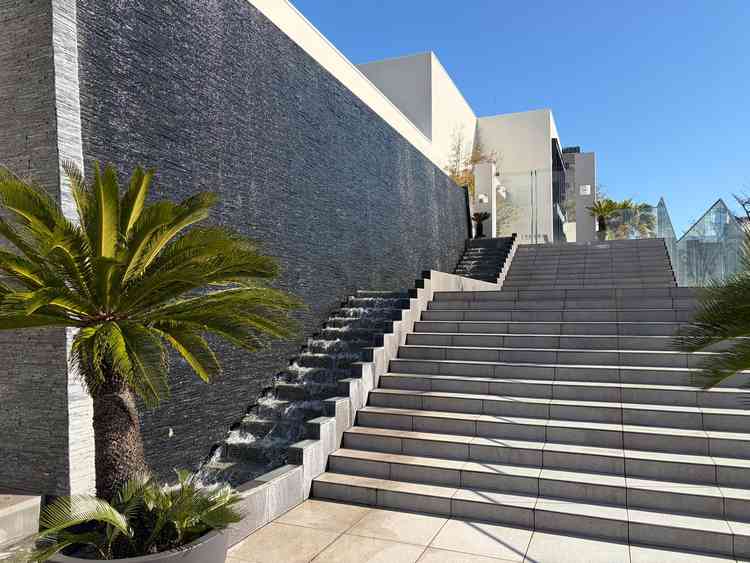 入口。滝が流れていて、建物自体がおしゃれでした。