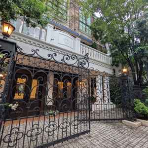 入り口は門が大きくて豪華で素敵でした。