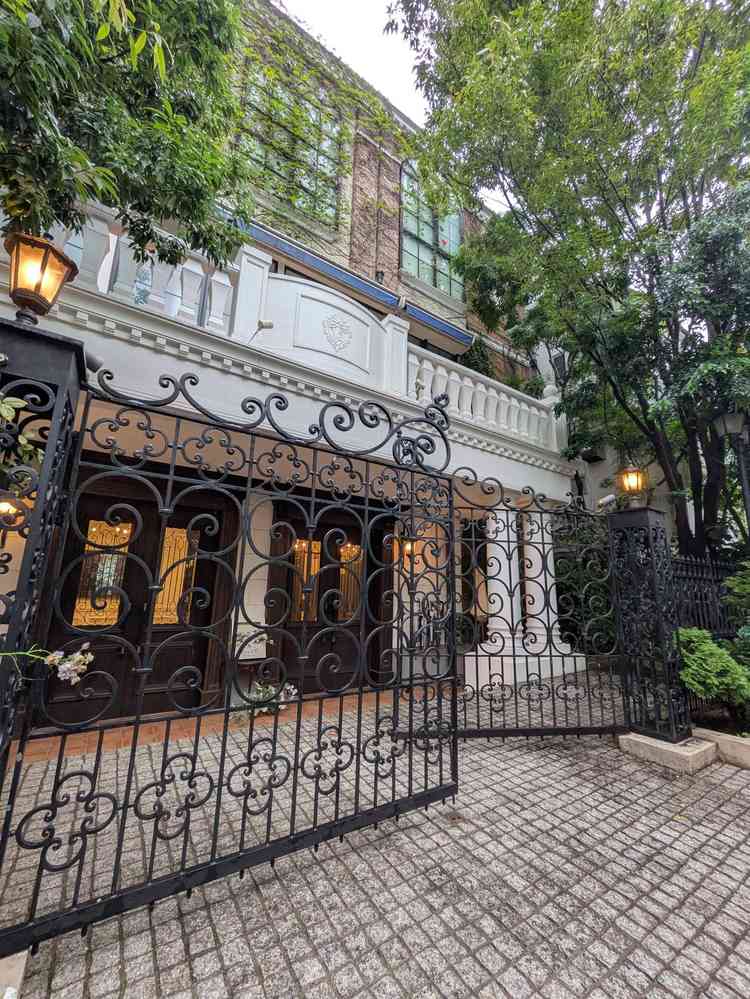 入り口は門が大きくて豪華で素敵でした。