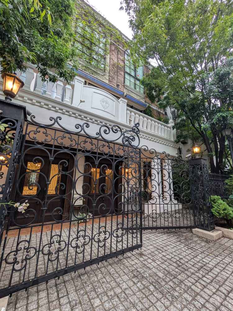 入り口は門が大きくて豪華で素敵でした。