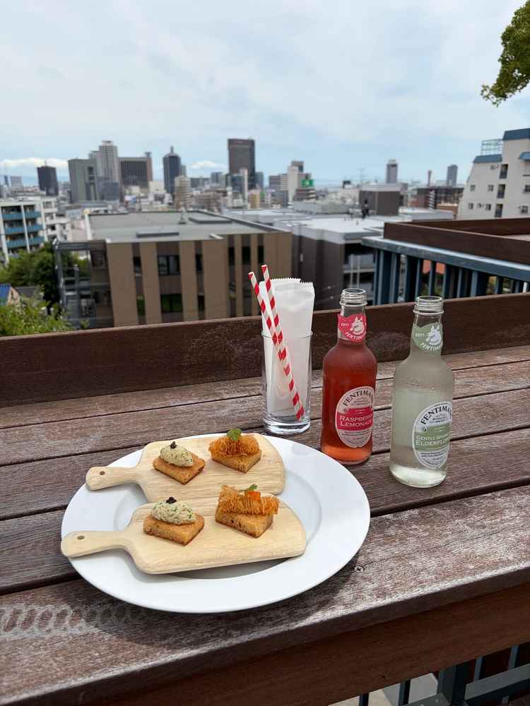 オープンテラスでは、神戸の街が一望できました。飲み物とお食事もとてもお洒落で美味しかったです。