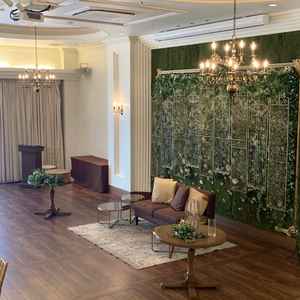 披露宴会場の新郎新婦席の写真。自然な雰囲気のソファー席なので、写真映えがしそうだと思いました。