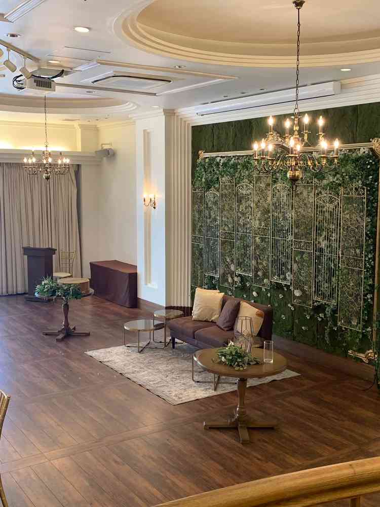 披露宴会場の新郎新婦席の写真。自然な雰囲気のソファー席なので、写真映えがしそうだと思いました。