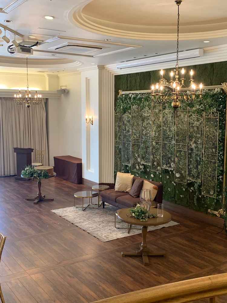 披露宴会場の新郎新婦席の写真。自然な雰囲気のソファー席なので、写真映えがしそうだと思いました。