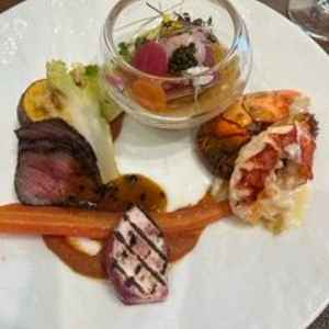 さつまいものムースを使ったジュレの前菜、オマール海老の魚料理、武州和牛の肉料理