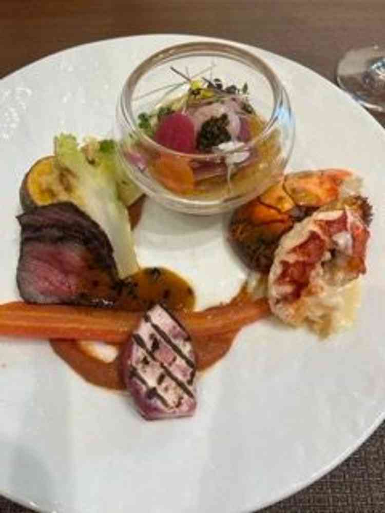 さつまいものムースを使ったジュレの前菜、オマール海老の魚料理、武州和牛の肉料理