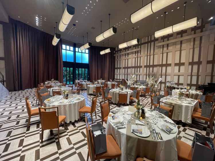 天井が高くカーテンをあけるとガーデンがあるので開放感がありました。