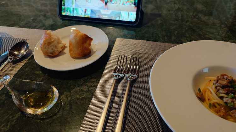 フォカッチャがモチモチで今まで食べたことが無い触感。他の会場で食べたことが無い味で、とてもよかった。