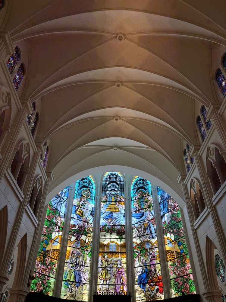 天井高18メートルのチャペル