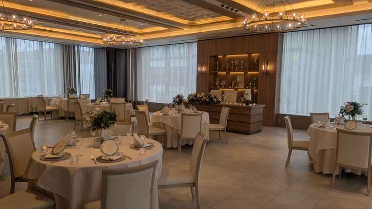 ゲストとの距離を近くできそうでした。家族のみの会食の場合は、空間を持て余しそうでした。