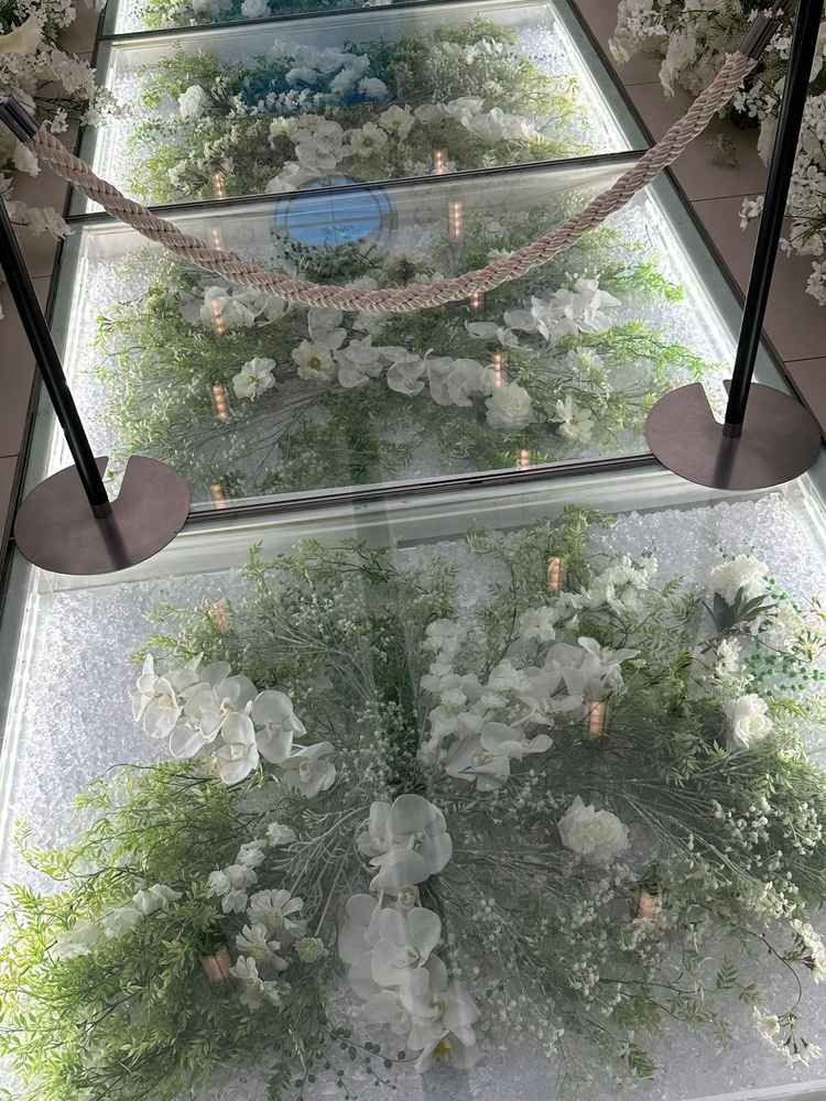 ガラスなのでドレス姿が反射して綺麗に見えるとのこと。下からも照らされて華やかにみえると思った。