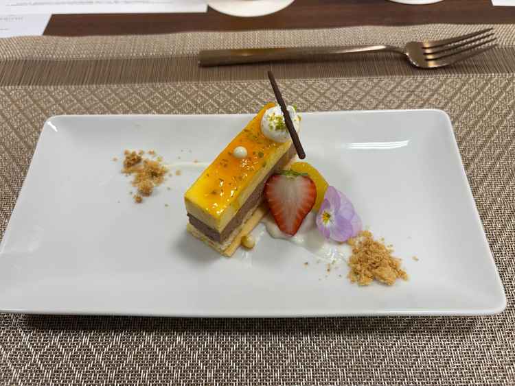 デザートの写真。オレンジ風味のケーキは底がタルト生地でサクサクしていて美味しかった。