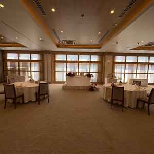 彩の前の景色。かなり横長な会場。