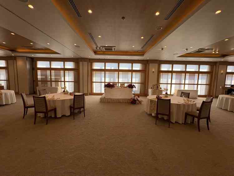 彩の前の景色。かなり横長な会場。