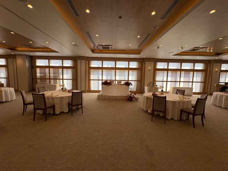 彩の前の景色。かなり横長な会場。