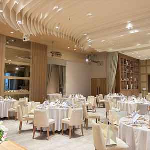 天井が個性的で唯一無二の披露宴会場です。