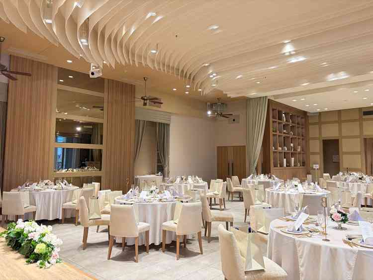 天井が個性的で唯一無二の披露宴会場です。