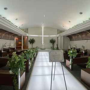 光が差し込む明るく神聖で、温かみのあるチャペルだと感じました。