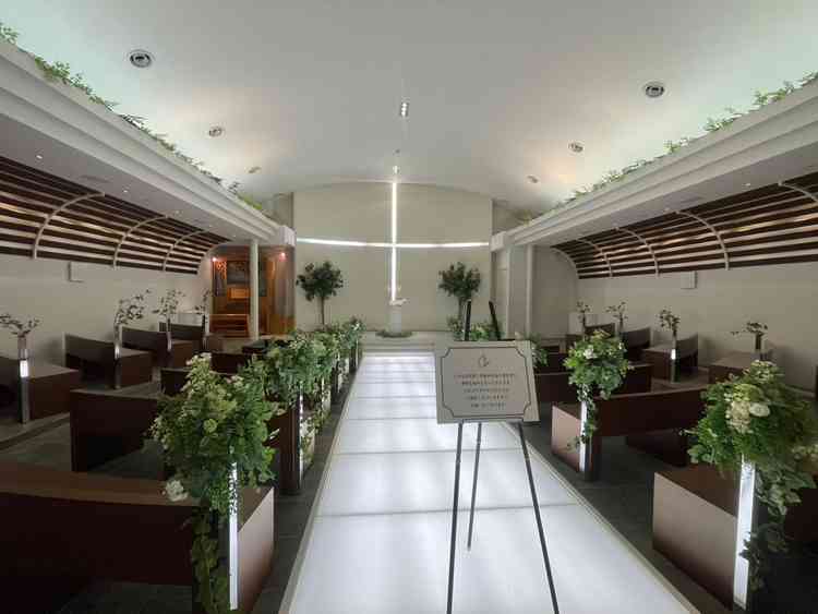 光が差し込む明るく神聖で、温かみのあるチャペルだと感じました。