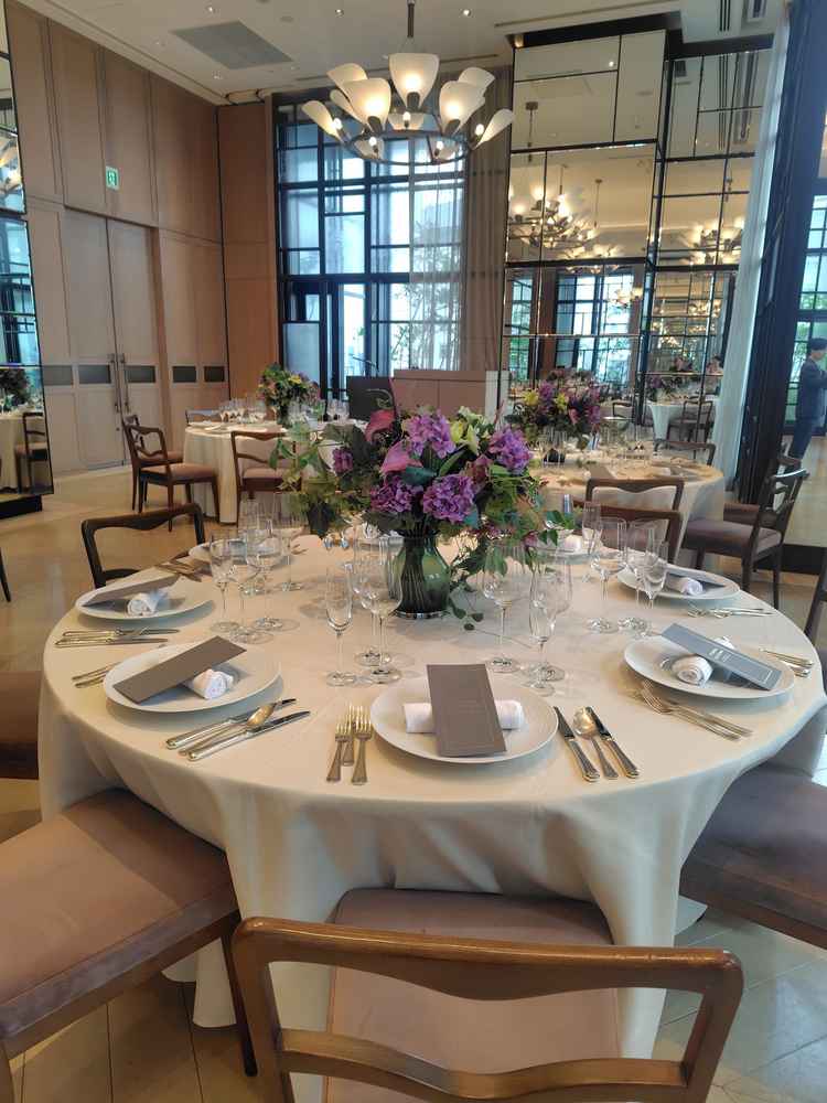 LAFAYETTEという会場です。花弁をモチーフにした照明が特徴的で、落ち着いていて気に入りました。
