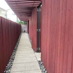 参道をイメージした厳かで和な入口