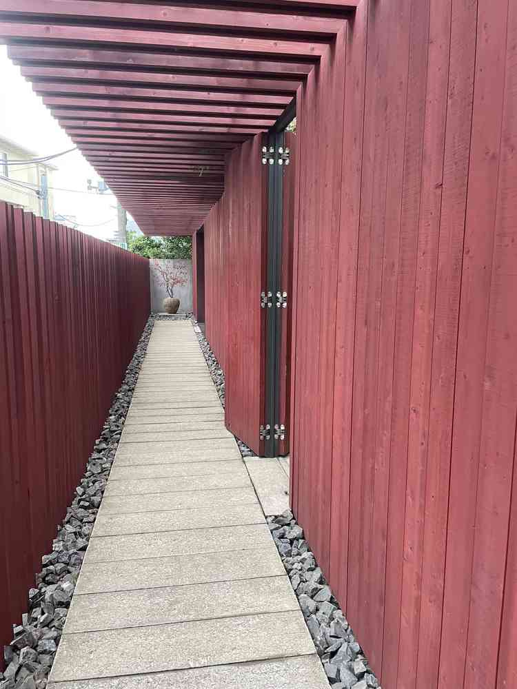 参道をイメージした厳かで和な入口