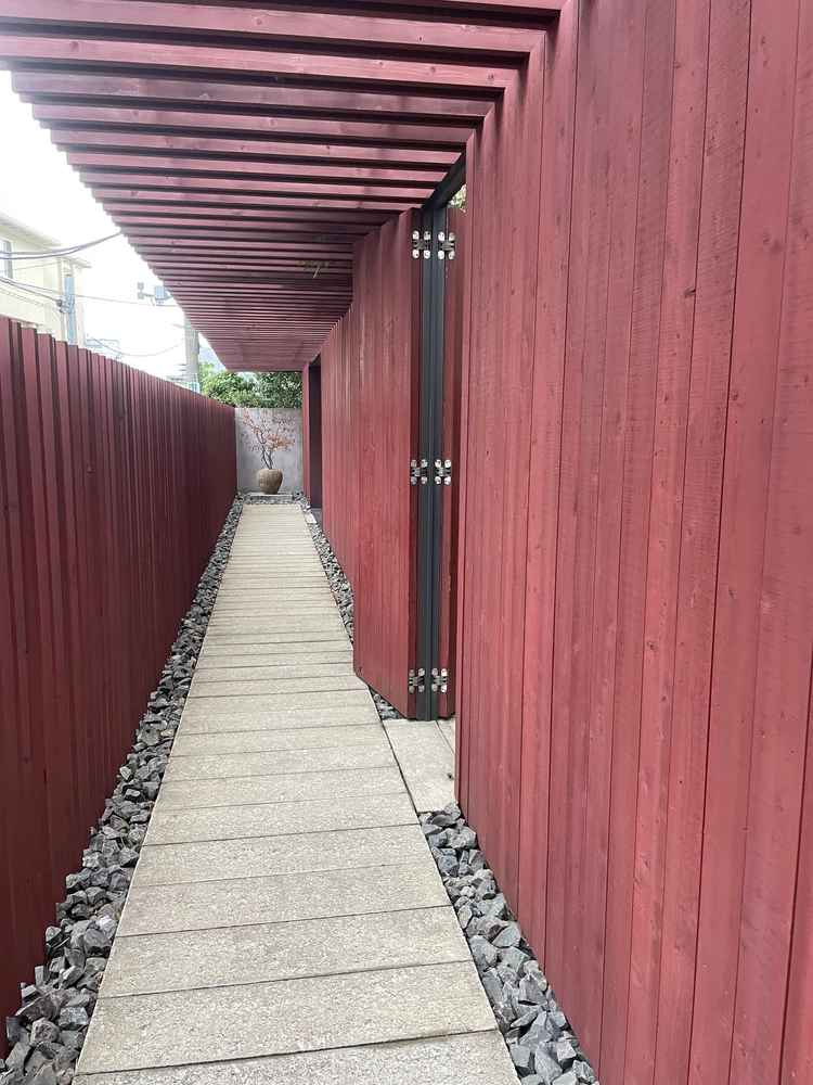 参道をイメージした厳かで和な入口