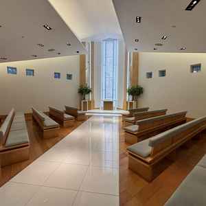 チャペルの写真。天井が奥に行くほど高くなっており、広く感じる設計でした。