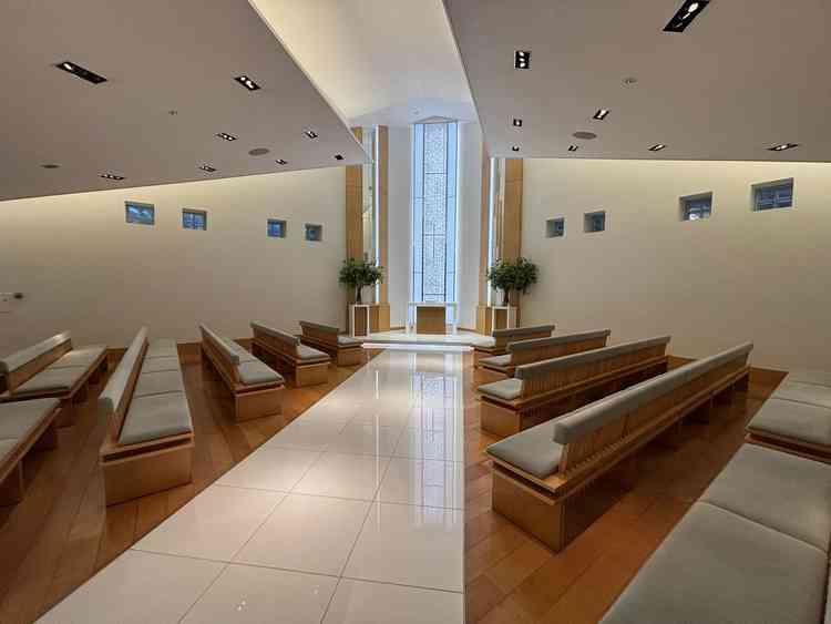 チャペルの写真。天井が奥に行くほど高くなっており、広く感じる設計でした。