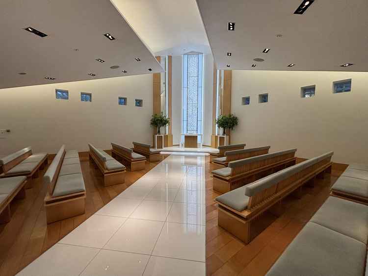 チャペルの写真。天井が奥に行くほど高くなっており、広く感じる設計でした。