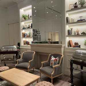 ゲストの待合室はゲストの皆さんがゆったりくつろげる広々とした場所です。