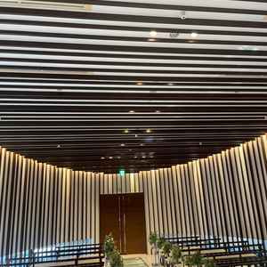 スワロフスキーを敷き詰めたバージンロードがキラキラしていて綺麗