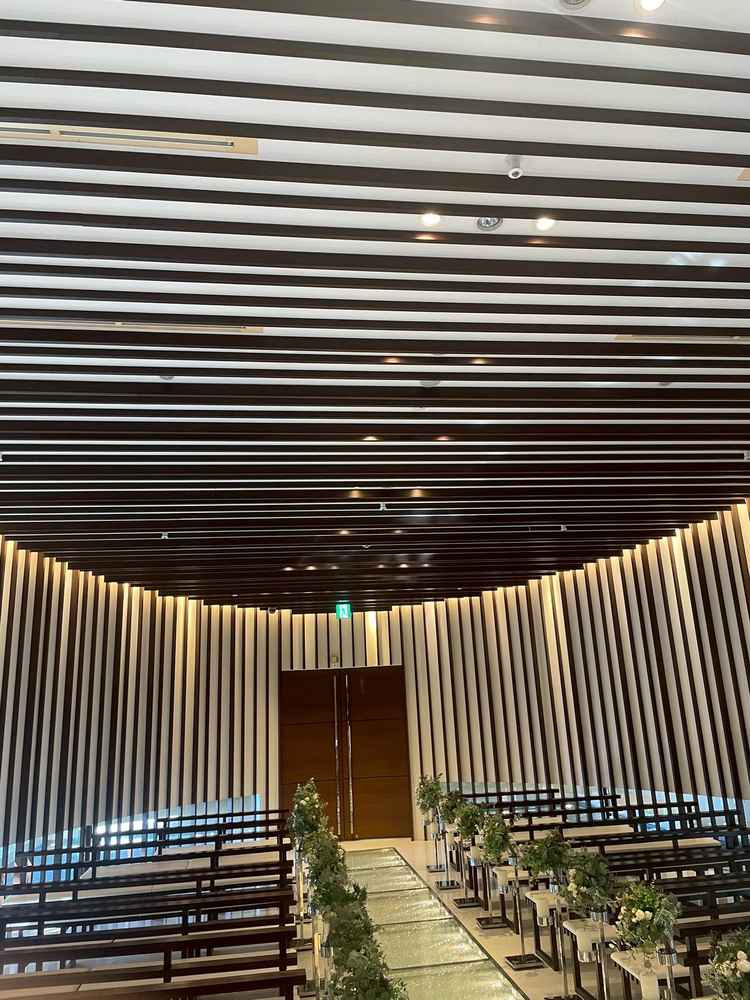 スワロフスキーを敷き詰めたバージンロードがキラキラしていて綺麗