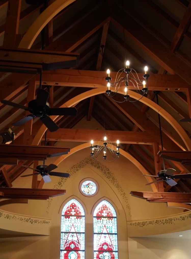 チャペルは陽の光とやや暗めのライトで落ち着いた雰囲気。